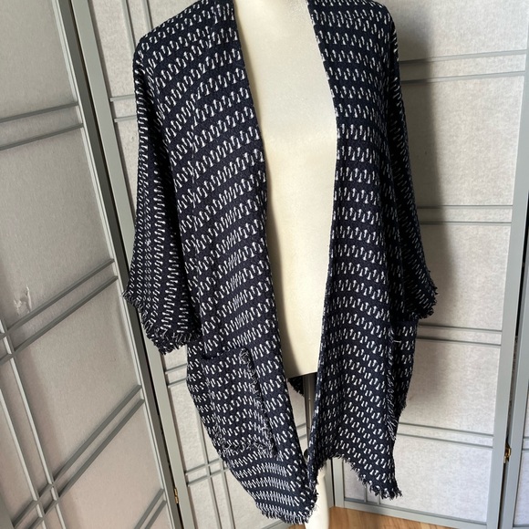 ELIZABETH and JAMES Cape XS/S - Picture 2 of 9